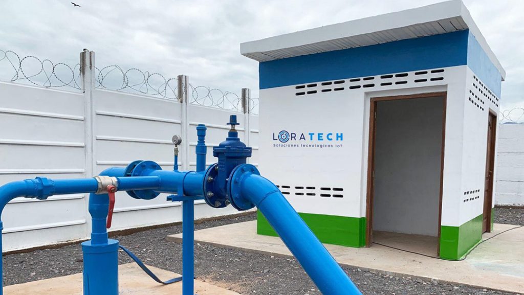 Permite detectar sobrecargas o anomalías eléctricas en tiempo real. Esto es clave para prevenir que el motor se queme, lo que detendría el riego por días.